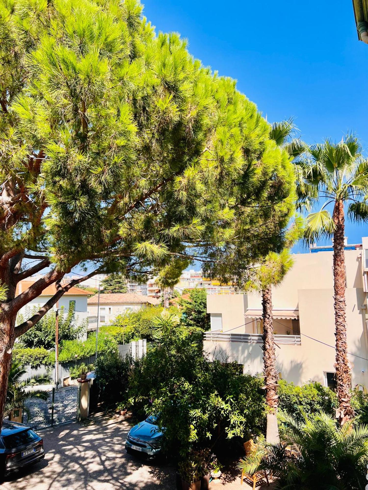 Hotel Le Ponteil Антиб Екстериор снимка