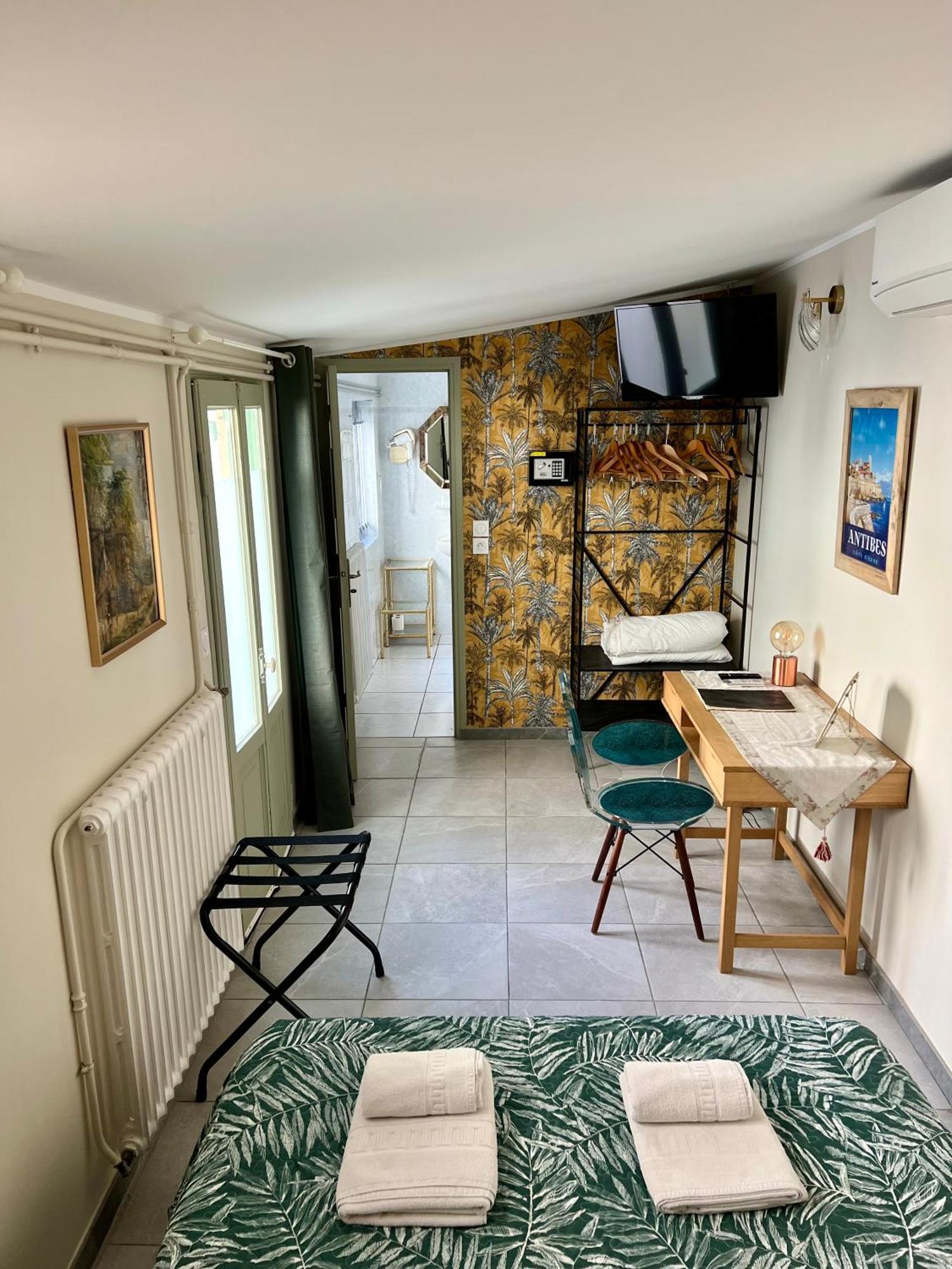 Hotel Le Ponteil Антиб Екстериор снимка