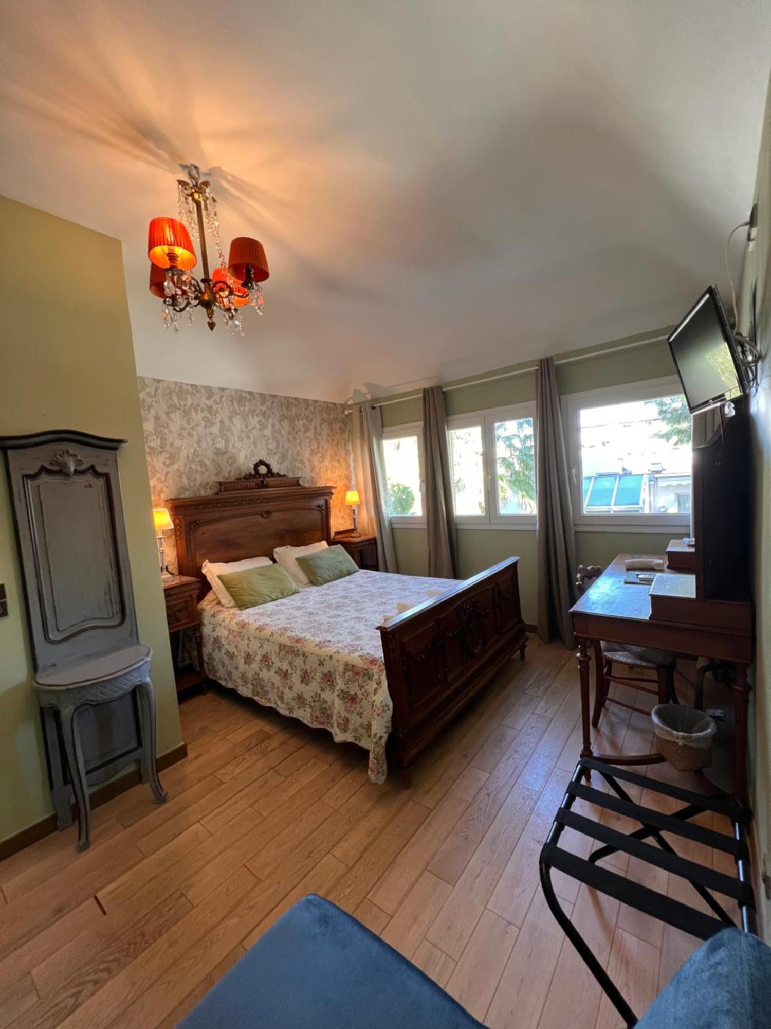 Hotel Le Ponteil Антиб Екстериор снимка