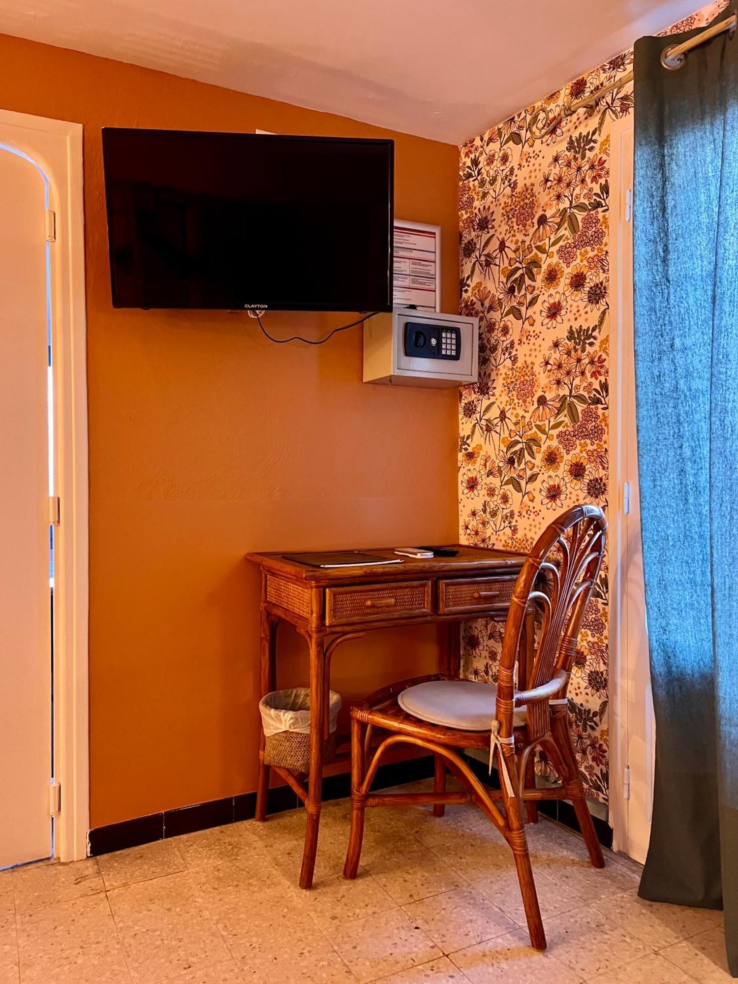 Hotel Le Ponteil Антиб Екстериор снимка