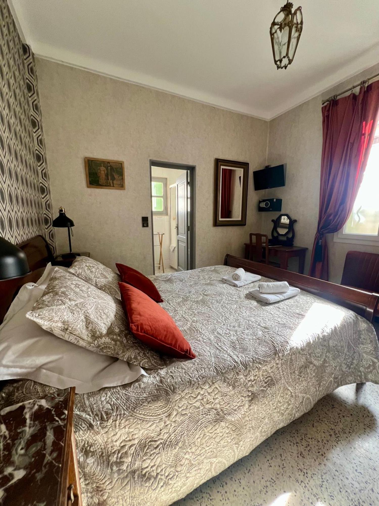 Hotel Le Ponteil Антиб Екстериор снимка
