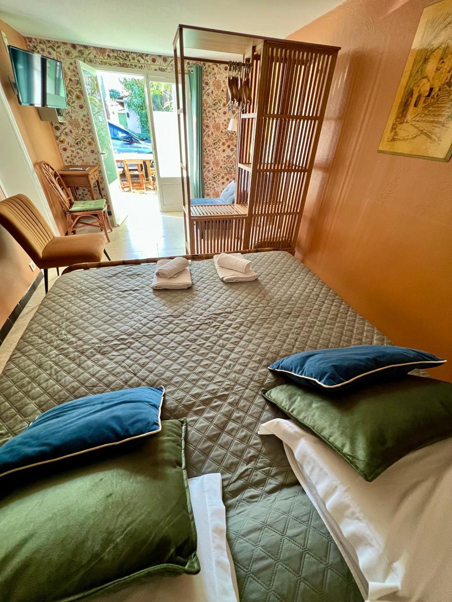 Hotel Le Ponteil Антиб Екстериор снимка